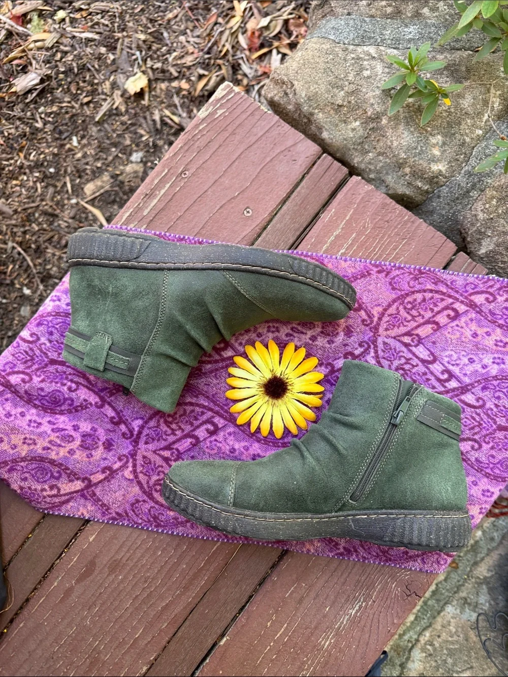 🩷 CLARKS; NICE Women’s Teal Suede-like 1-inch Wedge Booties w/Side Zipper; Sz. 9